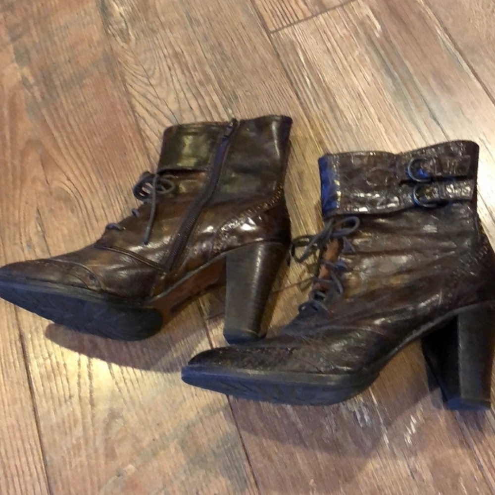 Born lace-up peasant boots  in brown